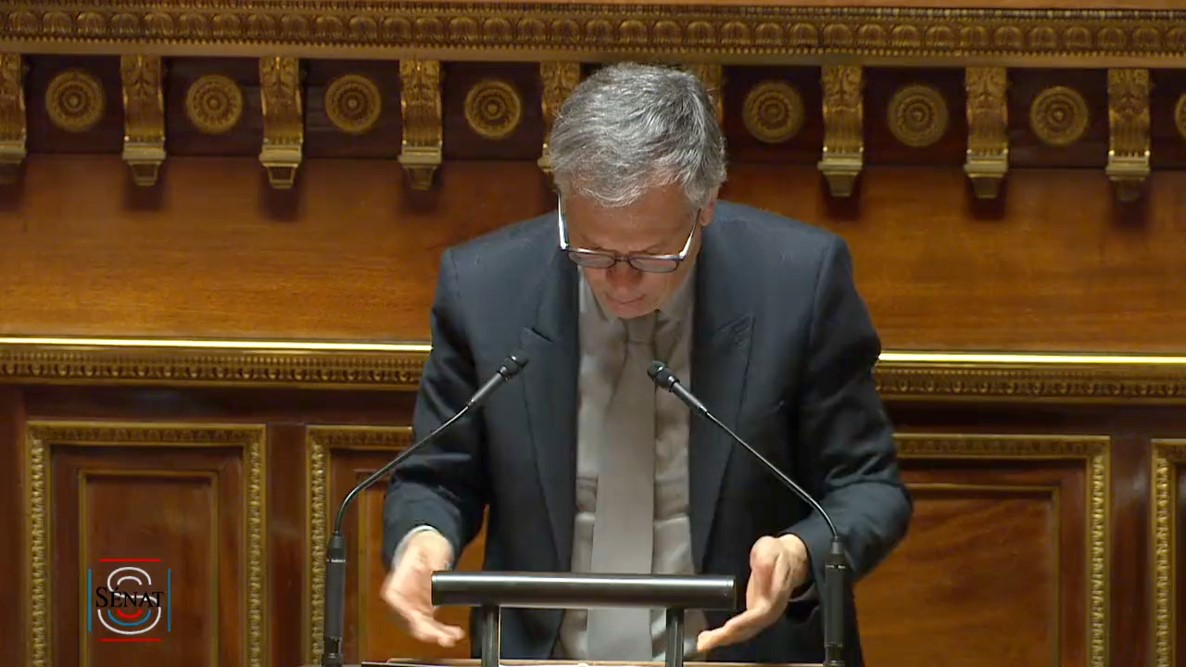 Didier Rambaud prend la parole pour le groupe lors du débat sur les Jeux olympiques